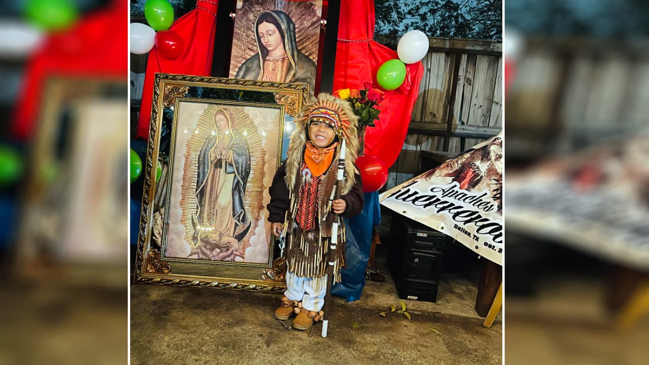 Este es la primera vez en que el nieto de Silvia García le danza a la “Virgencita”, el pequeño que posa con una gran sonrisa tiene tres años.