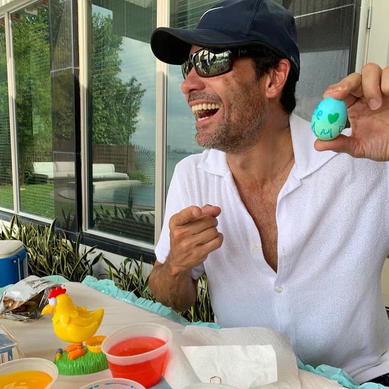 Incluso, varias admiradoras felicitaron a Chayanne asegurando, en tono de broma, que él es el 'verdadero' padre de sus hijos.