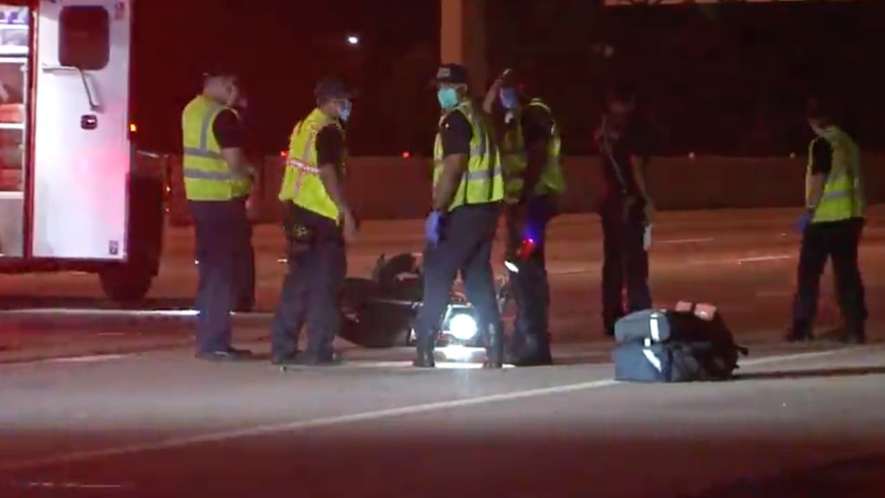 Mujer camina en medio de la 610 al sur de Houston y es atropellada por una moto