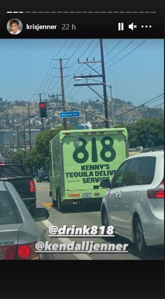 Kris Jenner le mostró su apoyo a su hija al compartir en sus 'stories' de Instagram uno de los camiones que publicitan la bebida alcohólica, que será vendida en versiones añejo, blanco y reposado.