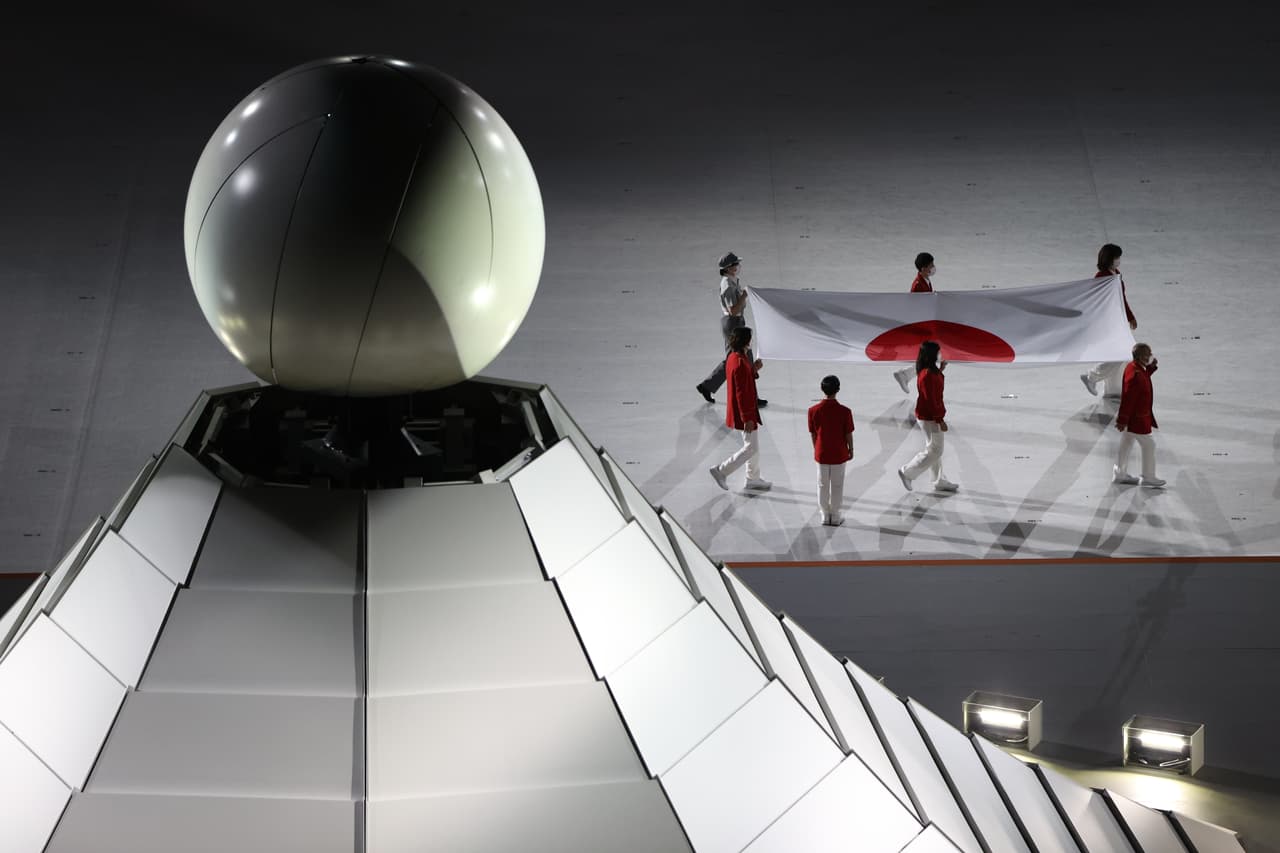 La bandera de Japón hizo su aparición para izarse sobre el estadio olímpico y ser parte de los protocolos del olimpismo.