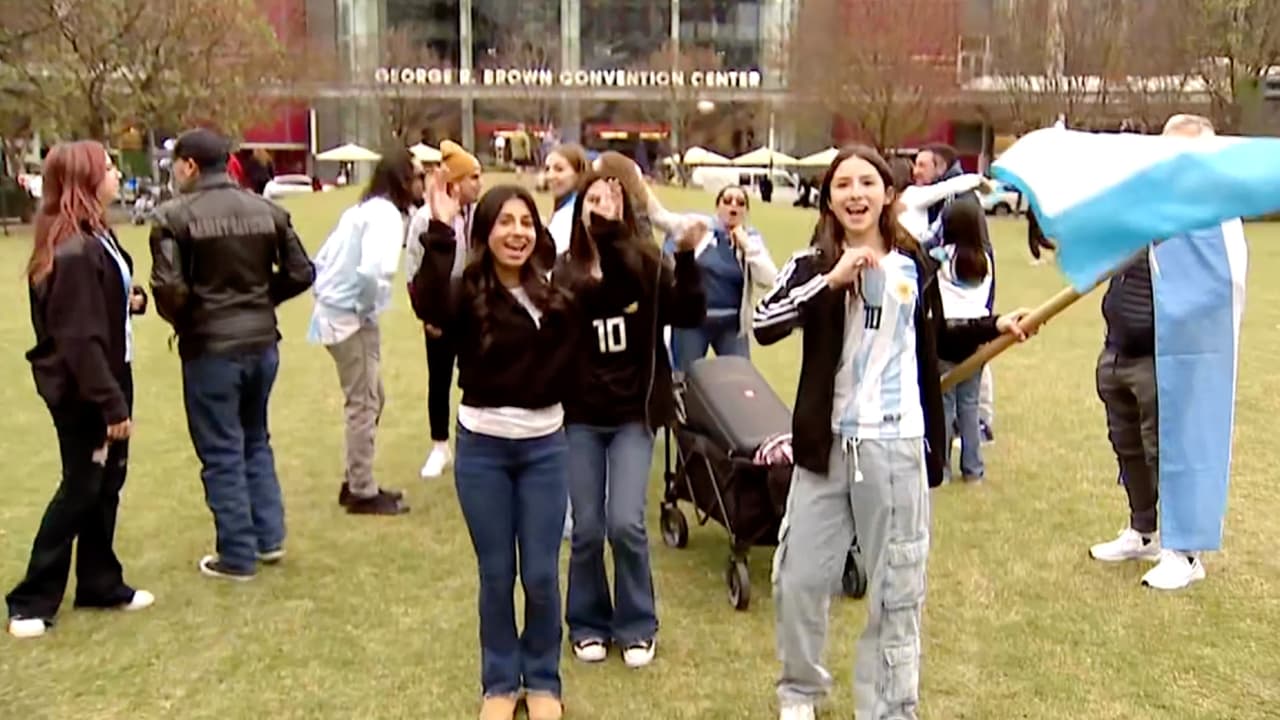 Los fanáticos se concentraron en el parque Discovery Green en el centro de Houston para celebrar la victoria de Argentina.