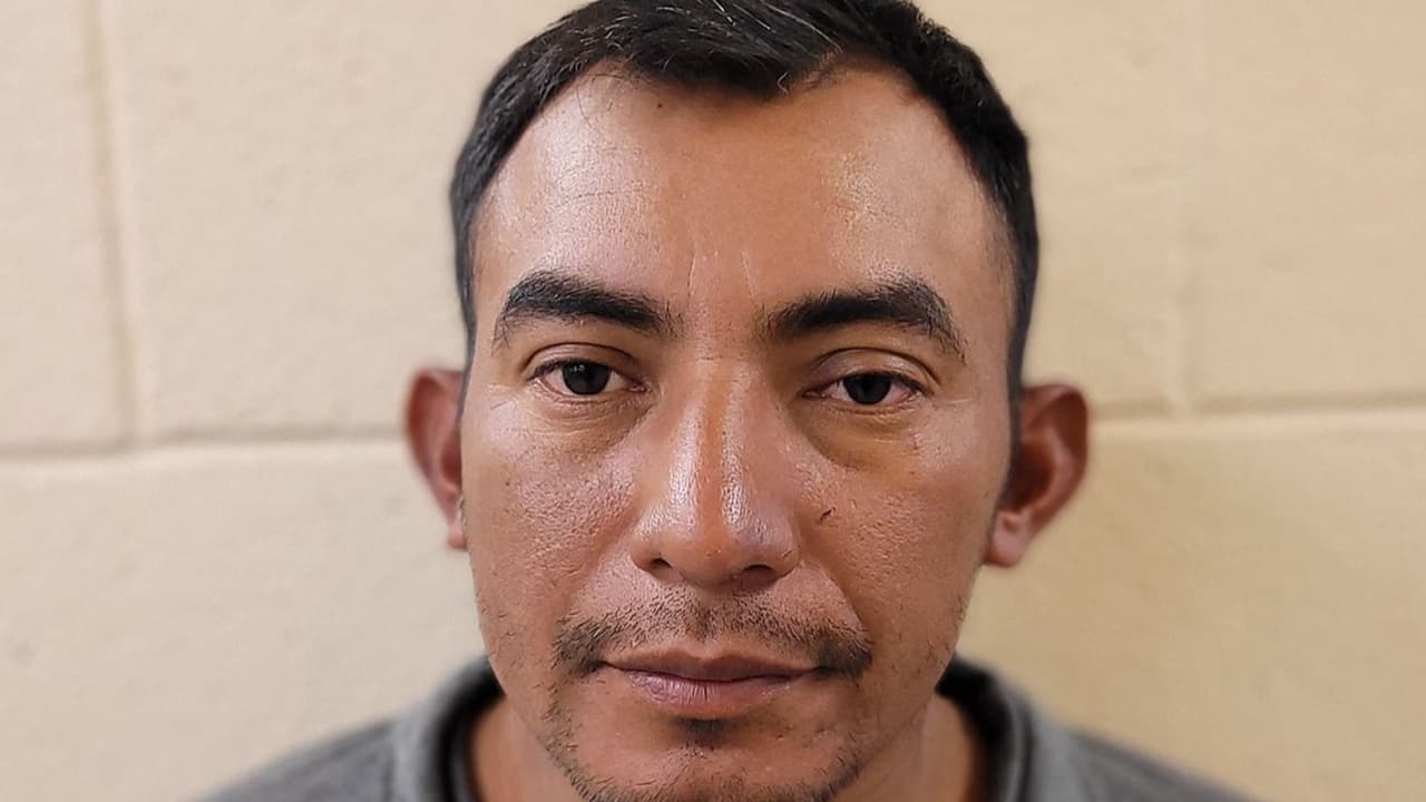 José González-Orellana fue arrestado cerca de las montañas Sierrita, aprox. 25 millas al norte de la frontera. Los registros revelaron una condena por delito grave en 2020 por agresión con un arma mortal en Florida. El ciudadano hondureño de 33 años enfrenta cargos penales.