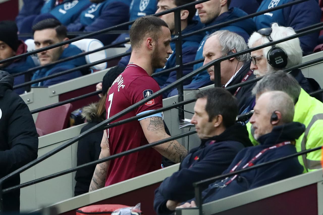 Sin entenderlo, y bastante ofuscado, el austriacio le recriminó al chileno y se dirigió de inmediato al vestuario. El entrenador quería cuidarlo para los trascendentales juegos de Premier que tendrán este mes.