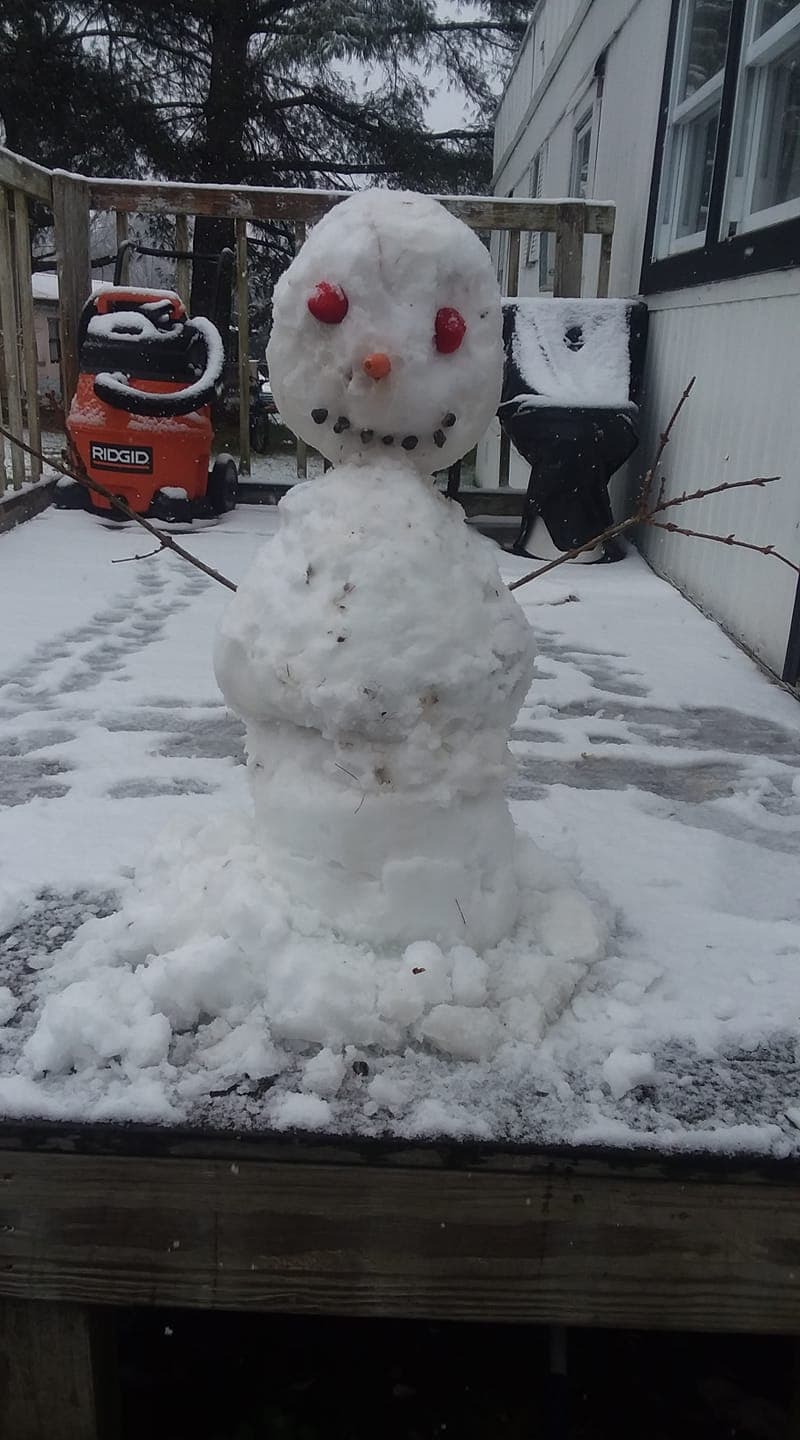 En Hendersonville, una familia disfrutó de la nevada e hizo un muñeco de nieve en compañía de la familia.
