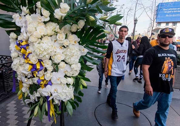 Ya en las puertas de Staples las flores guiaban el recorrido hasta las puertas de la arena.