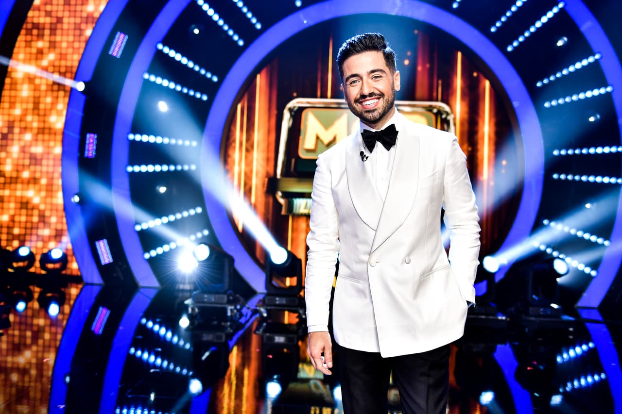 Pero no solo ellas vistieron las últimas tendencias de la temporada, los hombres en la conducción y el jurado luicieron elegantes trajes. Borja eligió para el cierre un look blanco y negro.