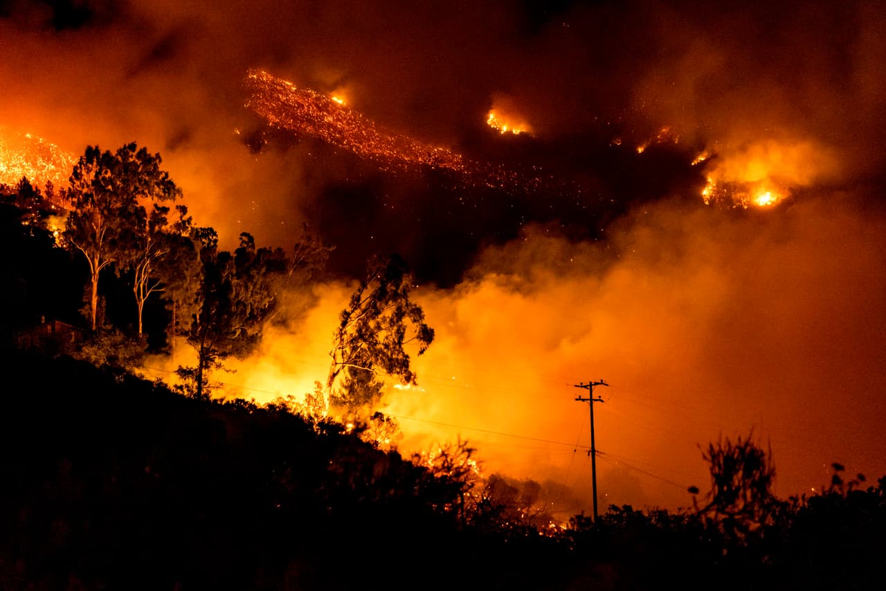 Incendio Cave sigue avanzando debido a los fuertes vientos, 4,100 acres consumidos en el condado de Santa Bárbara