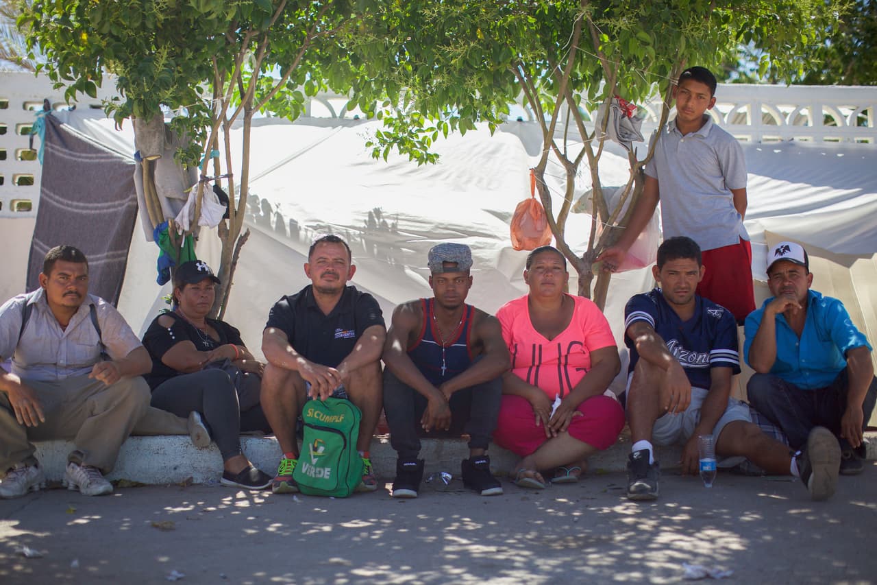 Ellos son parte de un grupo de 20 familias centroamericanas que decidieron vivir a la entrada de un viejo y colorido cementerio en Nogales, México. Según estos migrantes, los albergues gratuitos están llenos y no pueden pagar las cuotas semanales que cobran otros refugios.