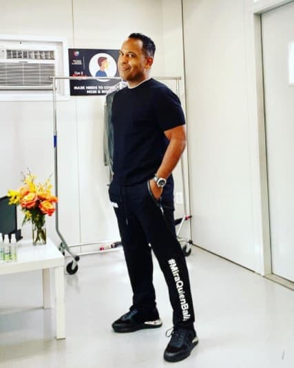 Mismo caso de Tony Dandrades, quien está llenando su cuerpo de energía para darlo todo en la pista.