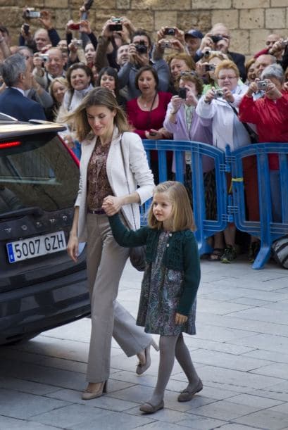 La princesa de Leonor acaba de ser nombrada princesa de Asturias y es la segunda en la línea de sucesión a la corona española.Actualmente estudia en un colegio muy cerca de sus padres, pero al igual que su padre el rey Felipe VI recibirá amplia formación militar y profesional.Sólo tiene ocho años, pero ella sabe su papel y demuestra su formación real en cada evento al que asiste. Toma clases de mandarín, ballet y practicar deporte.