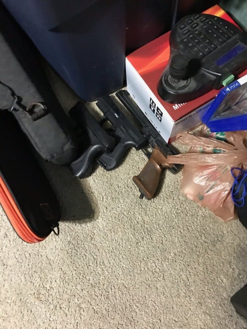 “Con más de un arma que se recupera casi cada hora, estamos en camino de recuperar más de 10,000 armas ilegales este año. Un hito trágico que nos recuerda la estrangulamiento de la violencia armada en algunas partes de Chicago”, dijeron las autoridades en un comunicado.