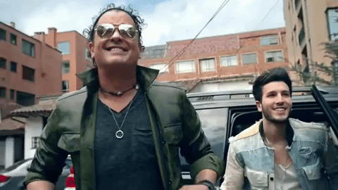 En 2017 Sebastián Yatra grabó el videoclip de 'Robarte un beso' junto al también colombiano Carlos Vives.
