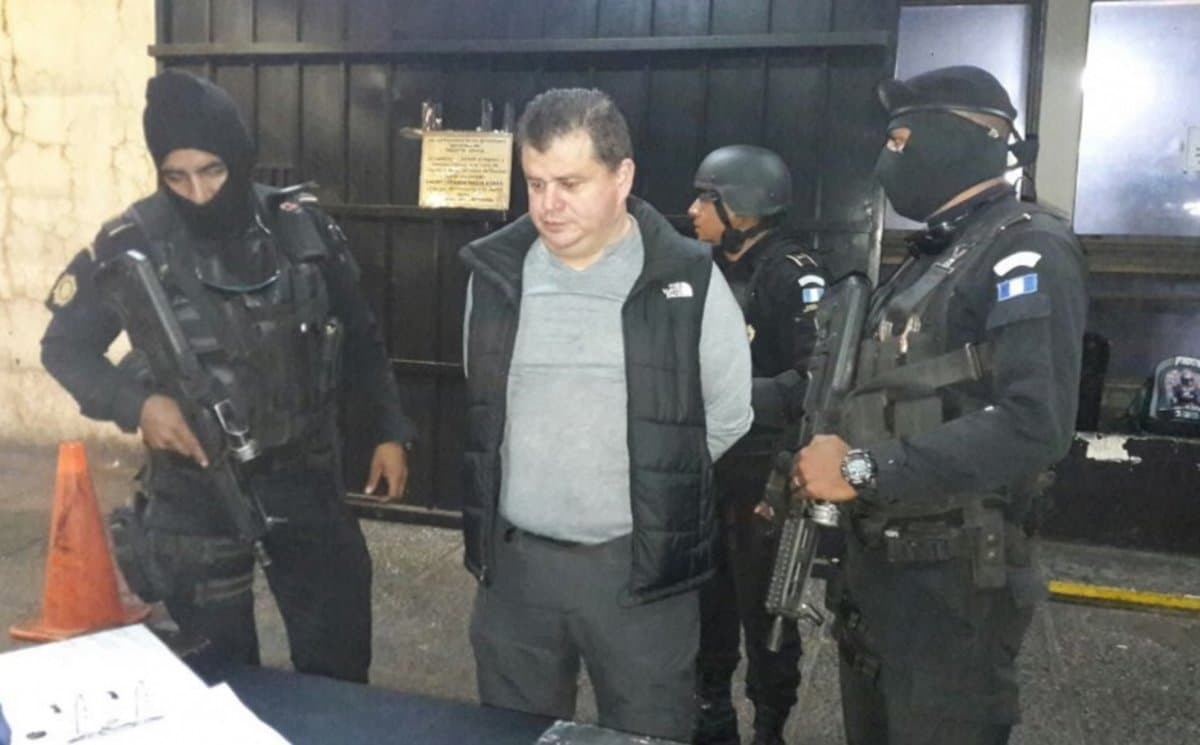 Víctor Hugo Díaz Morales, alias 'El Rojo', testificó de haber traficado al menos 70 toneladas de cocaína con 'Tony' Hernández y conspirar para asesinar al menos a 18 personas. 'Tony Hernández' admitió, durante una entrevista posterior a su detención con la DEA, haber tenido una "buena amistad" con Díaz Morales, y haber recibido regalos de él, a pesar de que sabía que era narcotraficante.