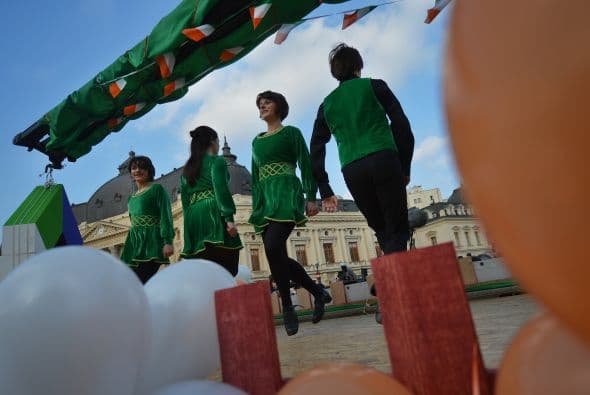 En Irlanda del Norte gran cantidad de pubs y restaurantes del país fueron decorados con guirnaldas verdes y el símbolo del trébol, que representa a Irlanda, y se esperaban festejos durante la noche.