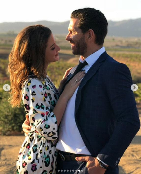 La primera vez que Arap Bethke e Ivana de María hablaron fue durante el corte a comer en el set de grabación. "Yo estaba sentado en el comedor, que estaba montado a la mitad de la nada, porque en la historia estábamos en la selva. Ella llegó llena de tierra, con una panza de siete meses de embarazo, toda sucia... se sentó y 
<a href="https://www.revistaclase.mx/articulo/2018/09/20/ivana-de-maria-y-arap-bethke-una-historia-de-amor-improbable" target="_blank">empezamos a comer y hablar y de ahí no paramos de platicar</a>" , relató el actor en una entrevista que concedió a la revista Clase en septiembre de 2018.