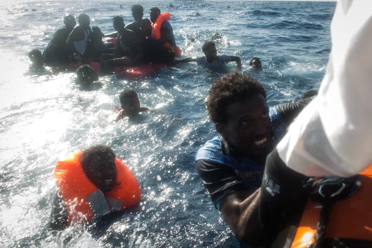 <b>La frontera más transitada y peligrosa del mundo.</b> En 2017 más de 160,000 personas se arriesgaron a cruzar el Mediterráneo y cerca de 3,000 se ahogaron en el intento. El 53% de los refugiados de todo el mundo proviene de sólo tres países: Somalia, Afganistán y Siria, quienes atraviesan el peligroso mar en débiles balsas para poder llegar a Europa.
<b><a href="https://www.univision.com/noticias/inmigracion/en-fotos-asi-es-cruzar-la-frontera-mas-peligrosa-del-mundo-fotos">Un grupo de migrantes intentan aferrarse a una pequeña balsa de rescate</a></b>, luego de que su bote de madera naufragara el 24 de mayo de 2017 cerca de Italia.