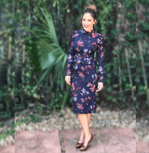 Un vestido muy femenino con flores, que siguen siendo tendencia en este otoño.