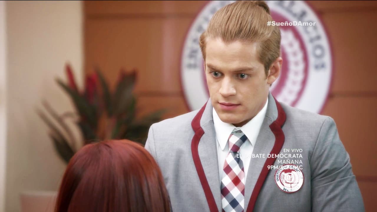 Se quedó con el ojo cuadrado ante la belleza de una nueva alumna.