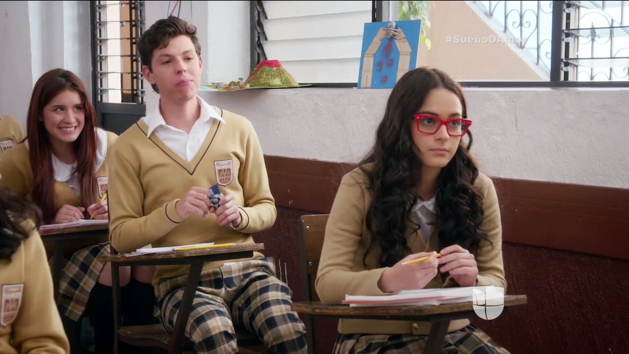 Tú también eres una heroína Esperanza, le salvaste la vida a uno de tus alumnos.