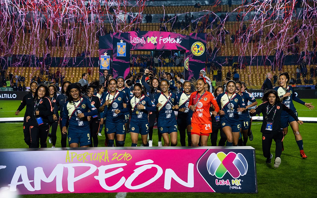 Las jugadoras del América celebran la conquista de la Liga MX Femenil en el Estadio Universitario de Monterrey luego de vencer 3-1 desde el punto penal a Tigres.