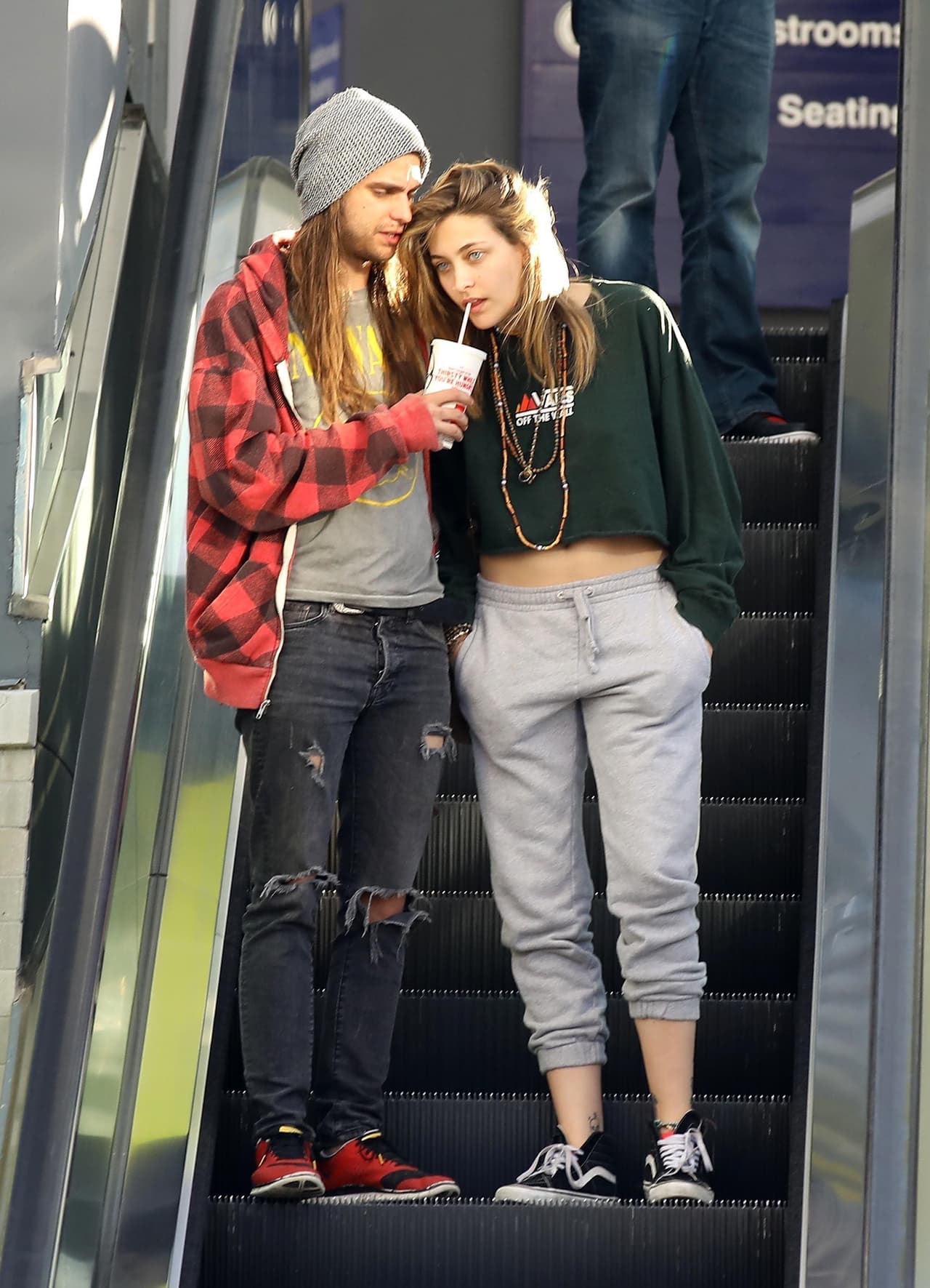La pareja fue fotografiada caminando muy sonriente y compartiendo una bebida.