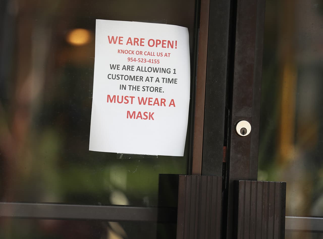 En la puerta de los comercios, anunciaron las medidas que los clientes deben tomar antes de entrar.
<br>