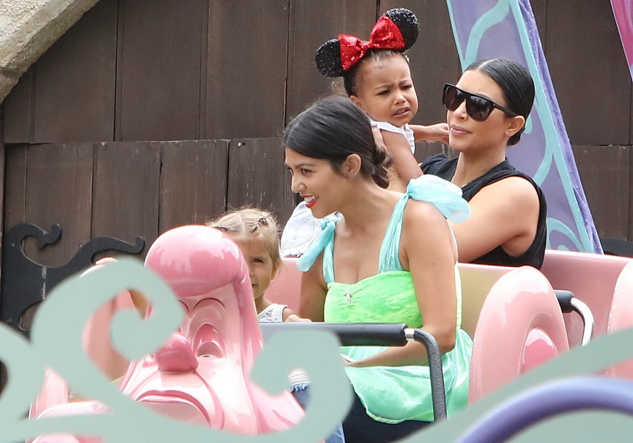 Kim cargó a la pequeña Nori.