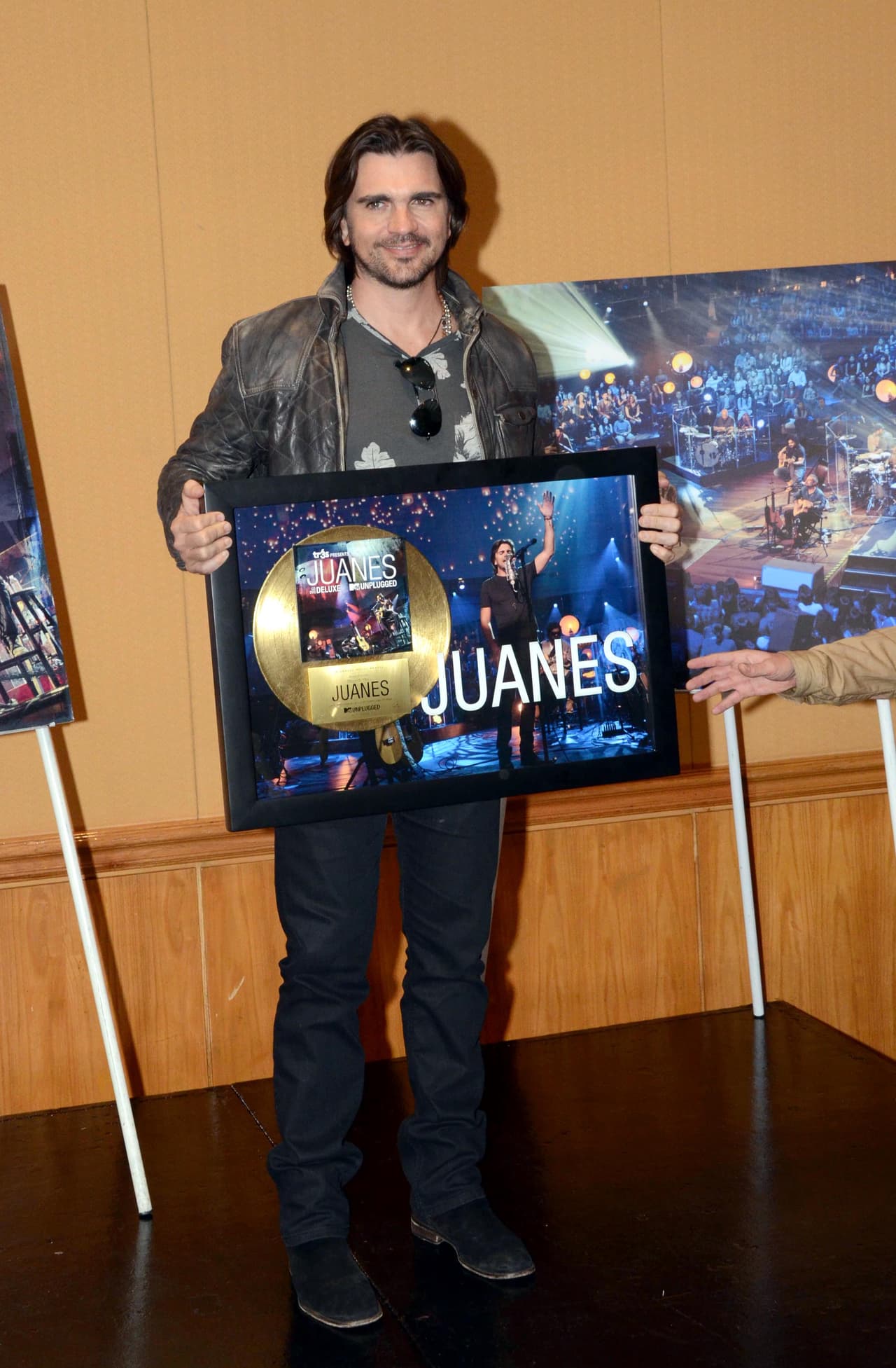 Con 18 años de carrera musical, diez álbumes y 20 millones de copias vendidas, Juanes se ha convertido en el solista más premiado en la historia de los Latin GRAMMY.
<br>
