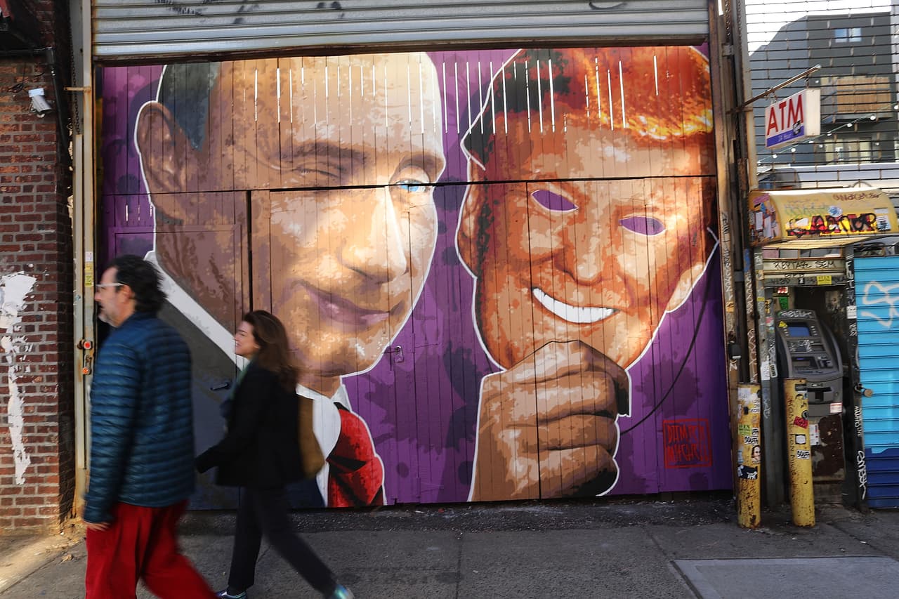 BROOKLYN, NUEVA YORK.-
<b>Detrás de la máscara. </b>Putin usa una máscara de Trump en un mural pintado por Damien Mitchell. La obra está en Williamsburg y se ha convertido en una atracción que la gente fotografía y se toma selfies.