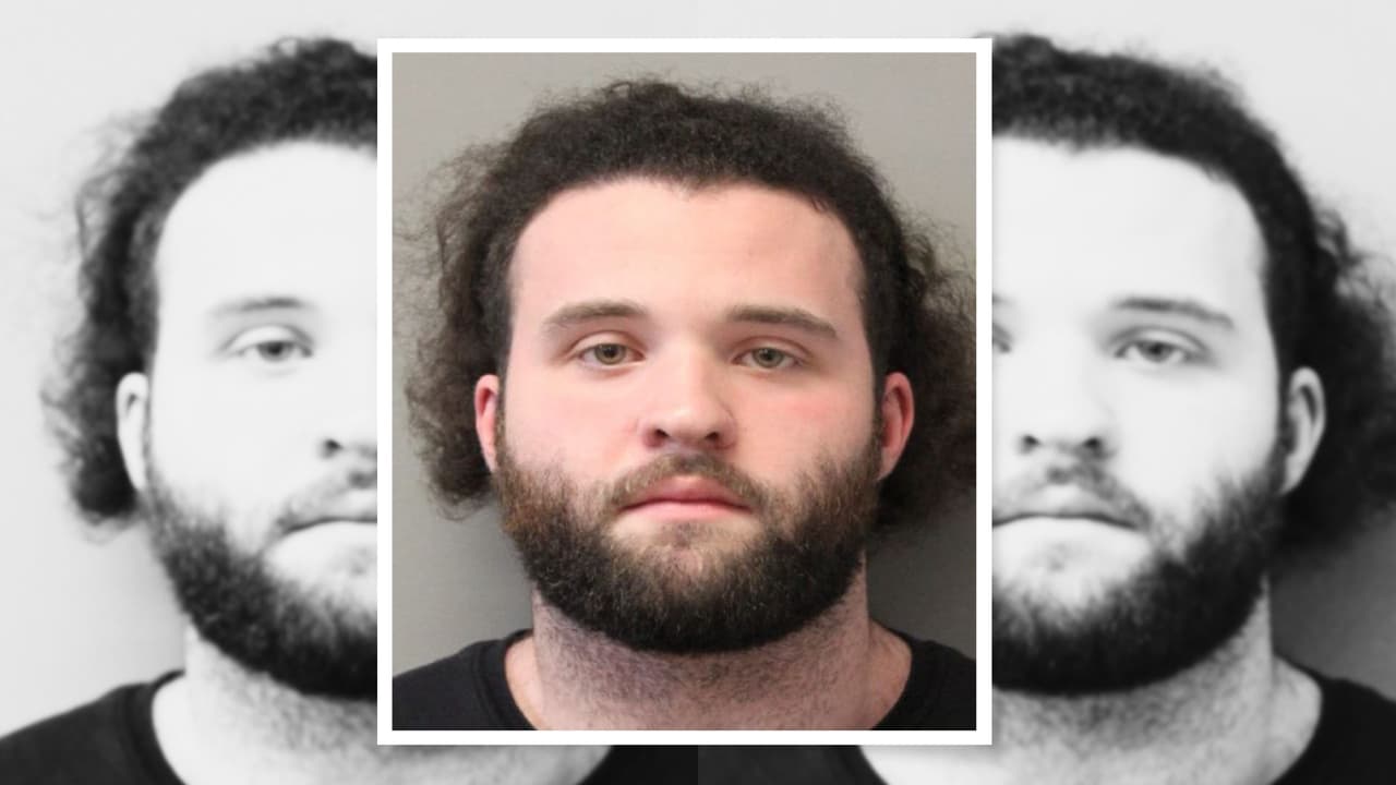 Está en prisión tras ser acusado de hostigar a una mujer y acosar físicamente a su hijo en el condado de Harris