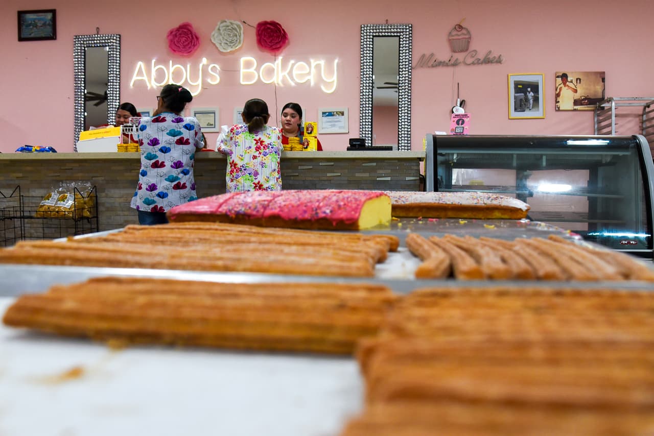 Después de 20 días, Báez y Ávila-Guel pudieron salir bajo fianza, pero enfrentan la posibilidad de ser deportados si son condenados. El futuro de Abby’s Bakery, el corazón de las mañanas en Los Fresnos, sigue siendo incierto.