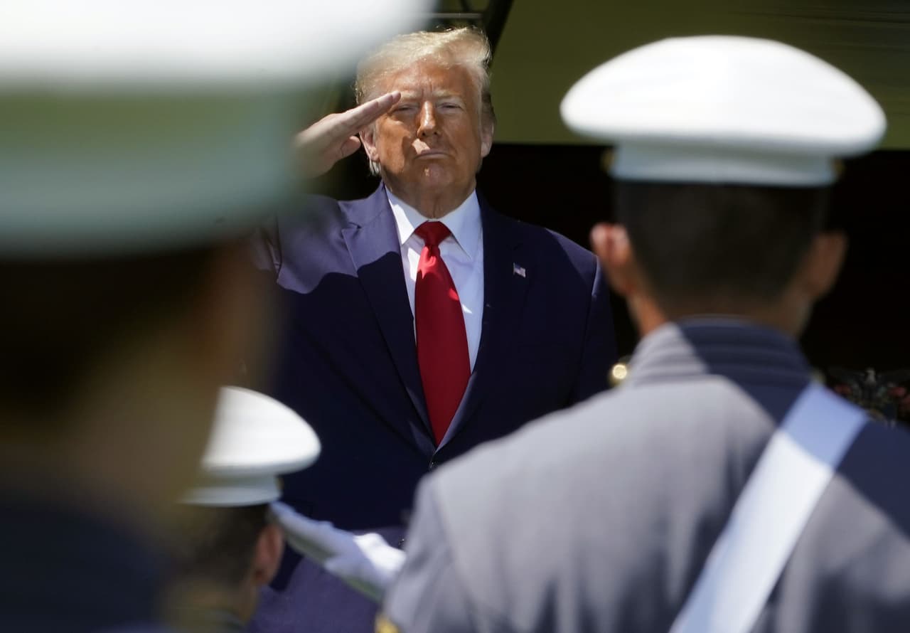 Trump baja de manera inestable una rampa en West Point y desata rumores que trata de aclarar