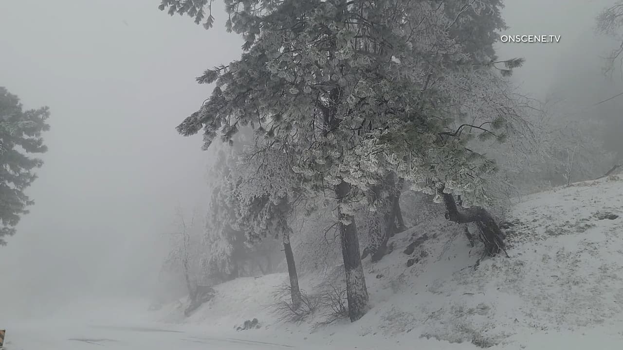 Un frente frío inició su paso por el sur de California con temperaturas congelantes, vientos, granizo y nieve en las montañas.