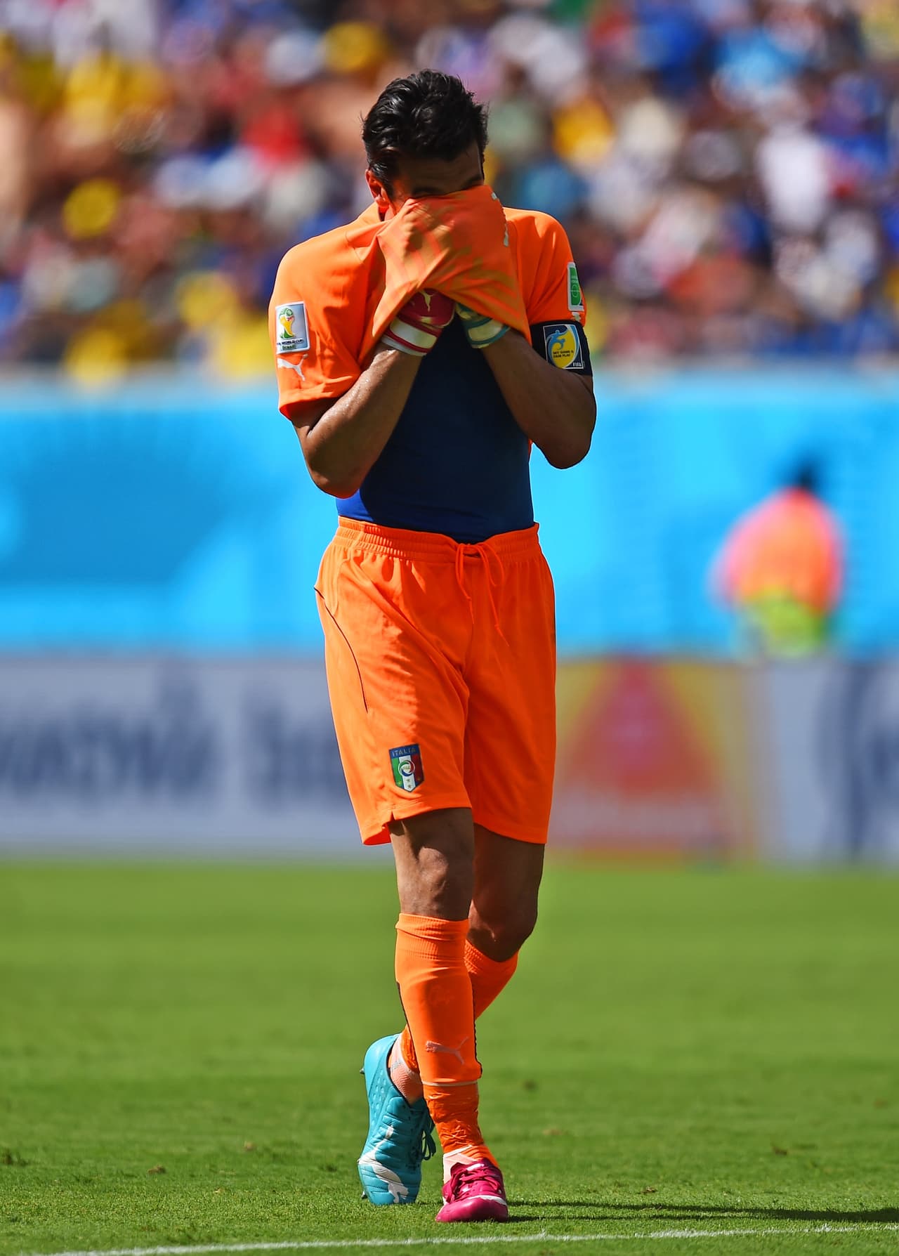 Su quinto Mundial fue en Brasil 2014. Allí no pudo jugar el primer partido por una lesión de tobillo. Italia se despidió en la primera ronda, en la que Buffon tapó ante Costa Rica y Uruguay.