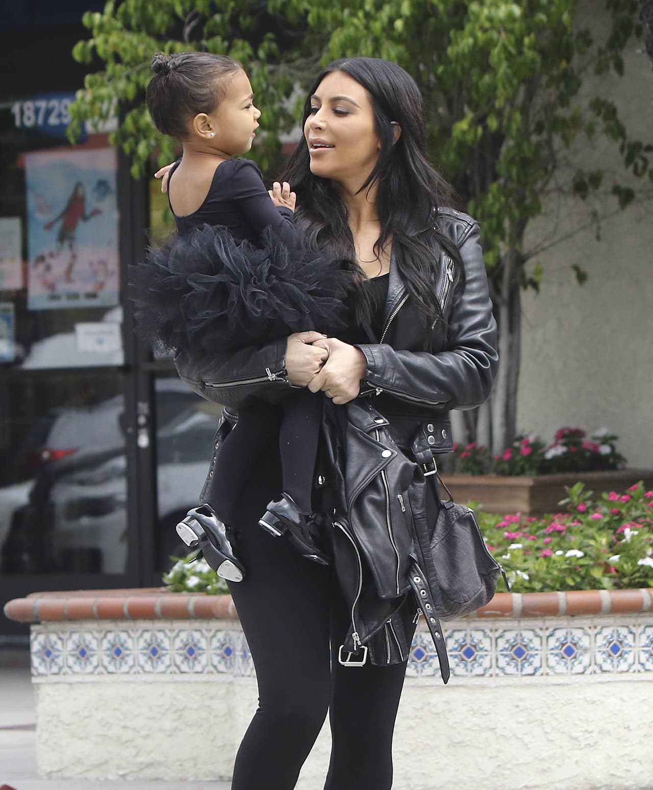 Fue captada derramando amor sobre su hija, la pequeña North West.