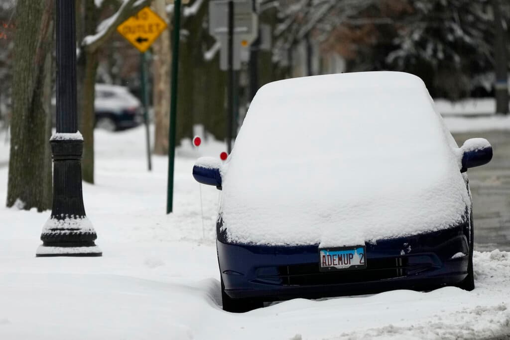 Carros completamente cubiertos por gruesas capas de nieves en Illinois.