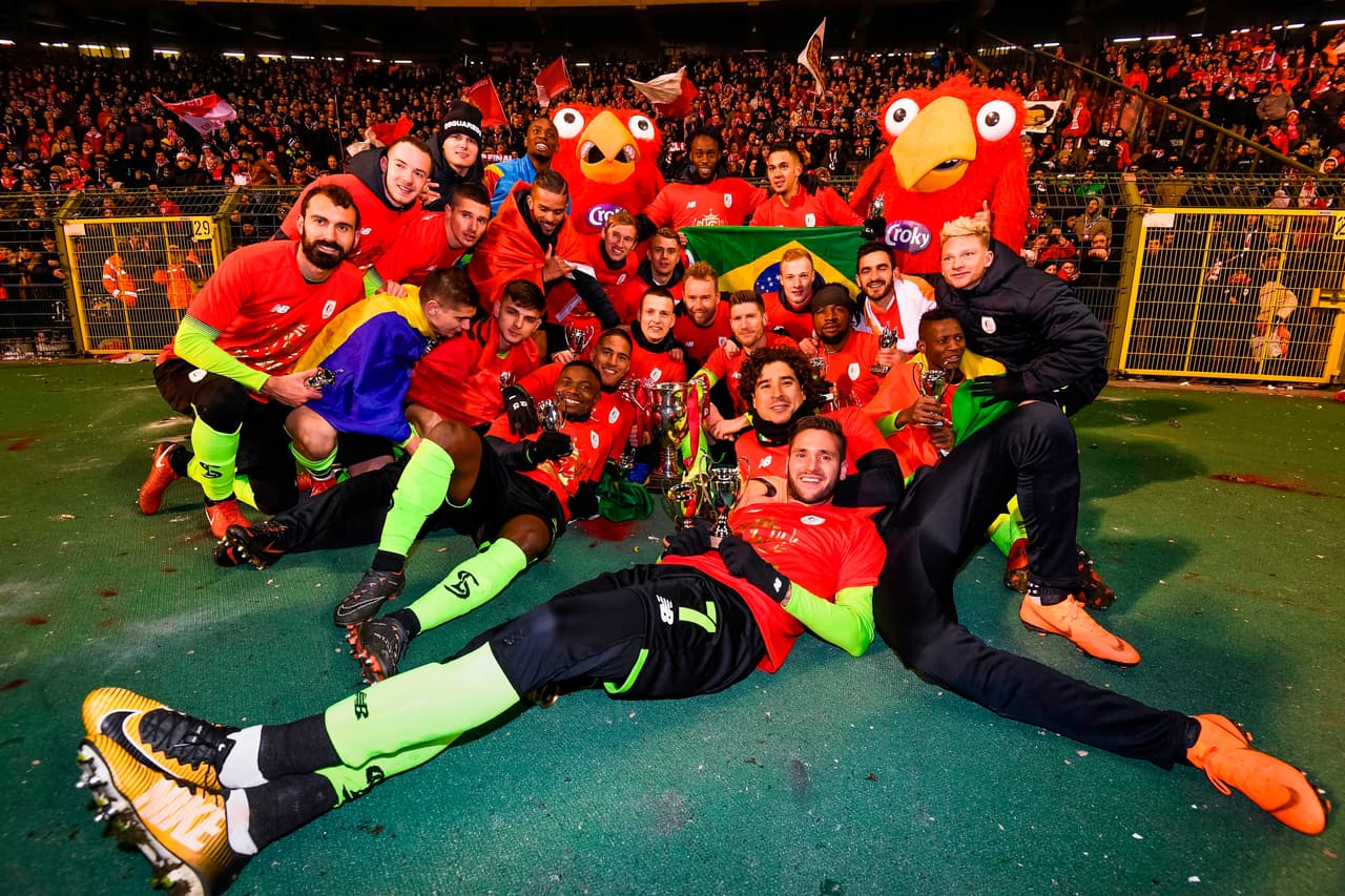 Guillermo Ochoa y el Standard festejan título en el ayuntamiento de Lieja