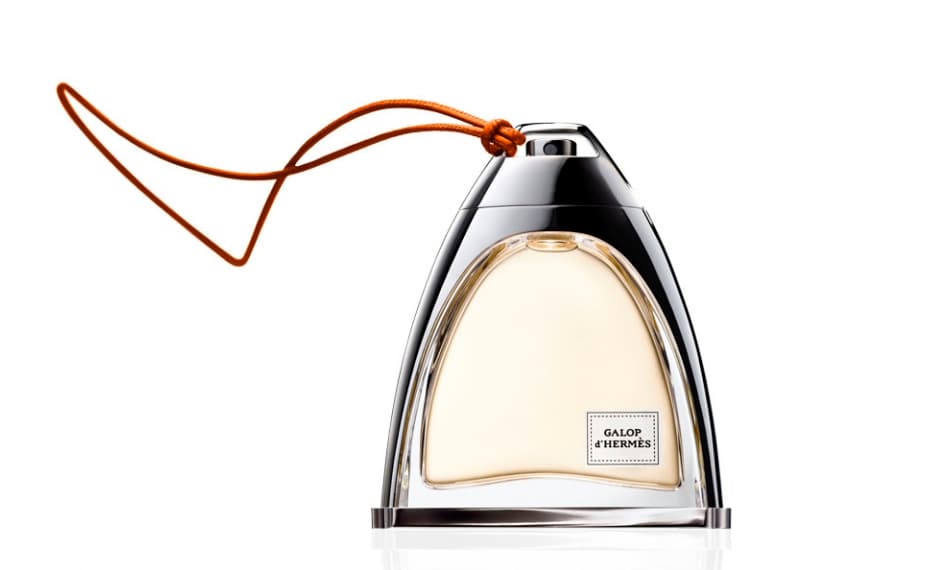 2. GALOP D’HERMÈS,
<a href="http://usa.hermes.com/perfumes/women/galop-d-hermes.html">Hermès</a>, usa.hermes.com, $240 dólares | La encargada de crear este aroma oriental fue Christine Nagel, la nariz exclusiva de la casa francesa. Entre sus notas destacan el azafrán, la rosa turca, el cuero y el almizcle. El diseño de la botella es limpio y elegante, digna de pertenecer a quienes las coleccionan.
<br>
