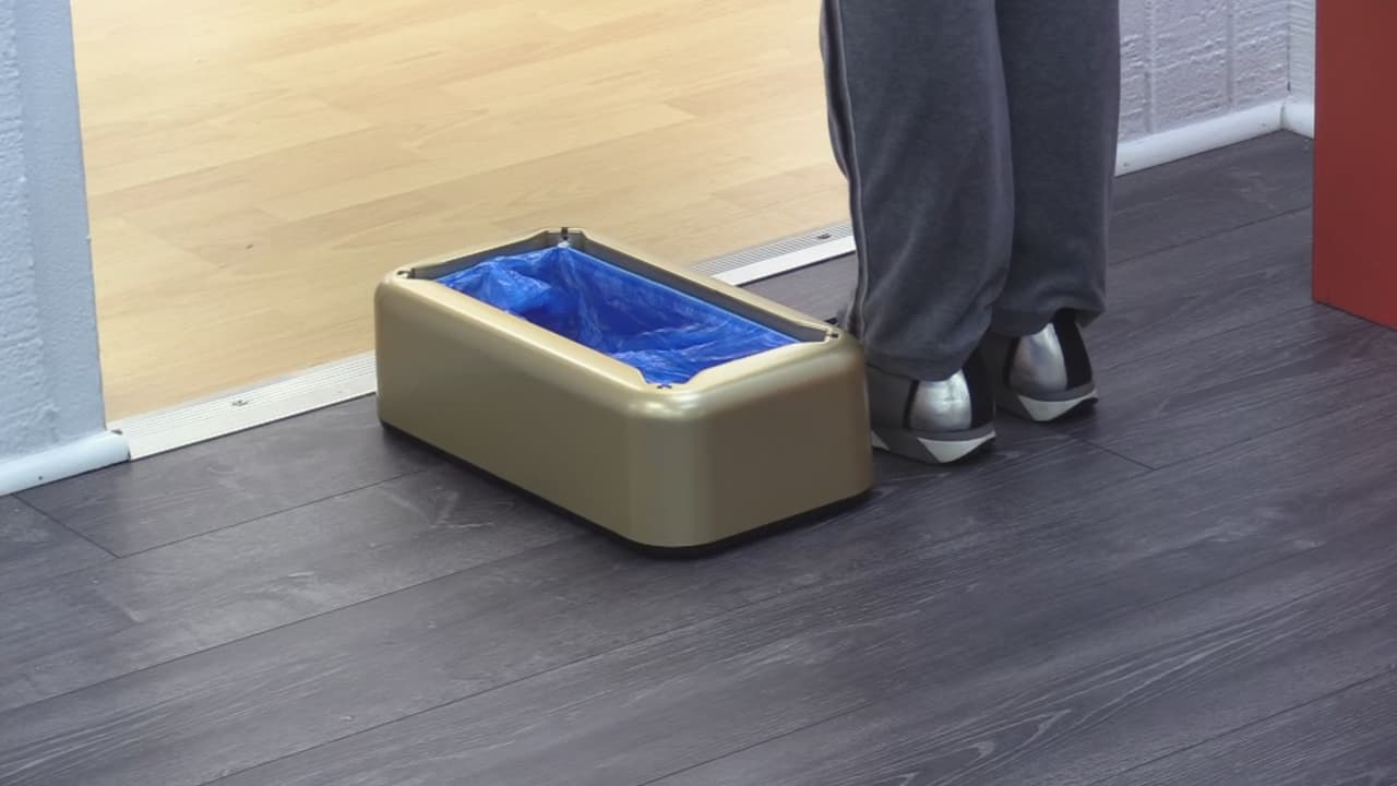 Los empleados también deben pasar por una estación donde recubren sus zapatos antes de ingresar a los salones.