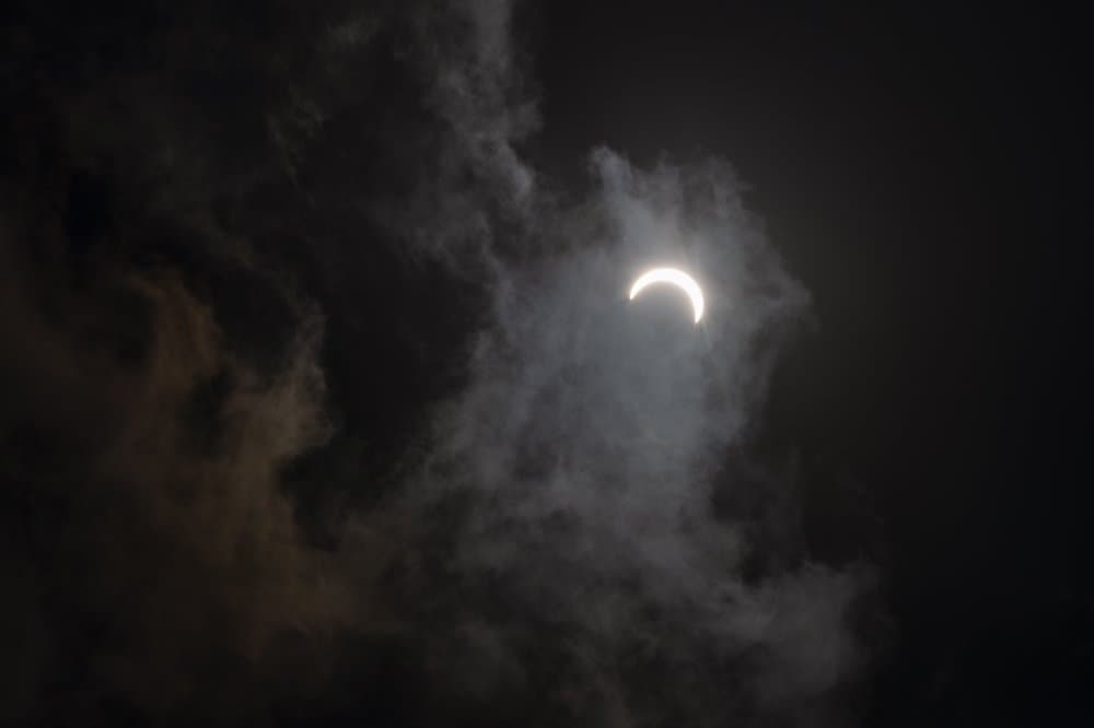 Así se vio el anillo de fuego en Dharmsala. El máximo del eclipse tendrá tuvo lugar cerca de Jyotirmath (India), donde más de un 99 % del Sol quedó cubierto, aunque solo por unos 38 segundos.
<br>