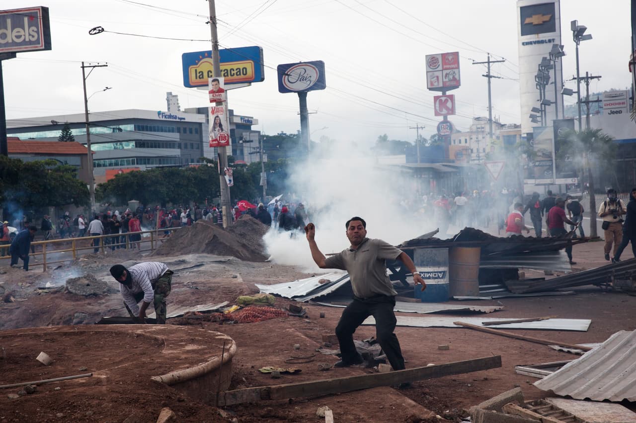 El retraso en la proclamación del vencedor es polémico e inédito en los al menos nueve procesos electorales celebrados en Honduras en los últimos 32 años. Siempre se habían publicado los resultados casi recién concluida la votación.