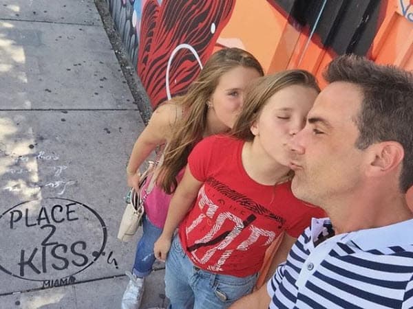 Gracias a las fotografías que el puertorriqueño publica en las redes sociales, demuestra que es un padre muy cariñoso.