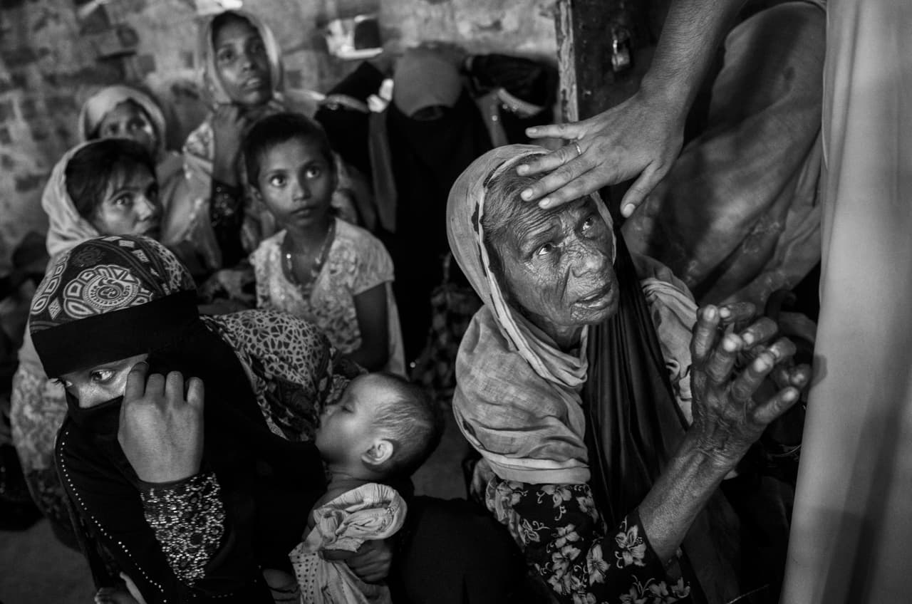 No hay una cifra de fallecidos precisa, pero días atrás un reporte de la agencia Reuters aseguró que al menos 500 personas han muerto -la mayoría insurgentes- hasta el momento en los enfrentamientos, sin contar a los que escapan y mueren en el intento. En la fotografía, una mujer pide ayuda en el campamento de refugiados en Cox's Bazar, Bangladesh.