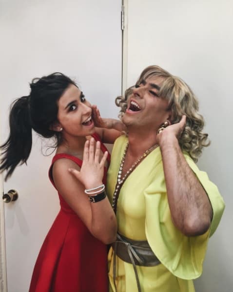 La relación de Karla de la Mora con los hijos del actor y con su ex Gaby Valencia, es de total cordialidad: "De hecho en un mes es la graduación de secuandaria de Paola y nos vamos en el mismo avión Gaby, Diego (su hijo menor) y yo. Karla no tiene problema con eso es super cool, de hecho me dijo: claro que tienes que ir, yo no podría estar con una mujer que no tuviera los pies bien aterrizados en la tierra", aseguró el conductor.