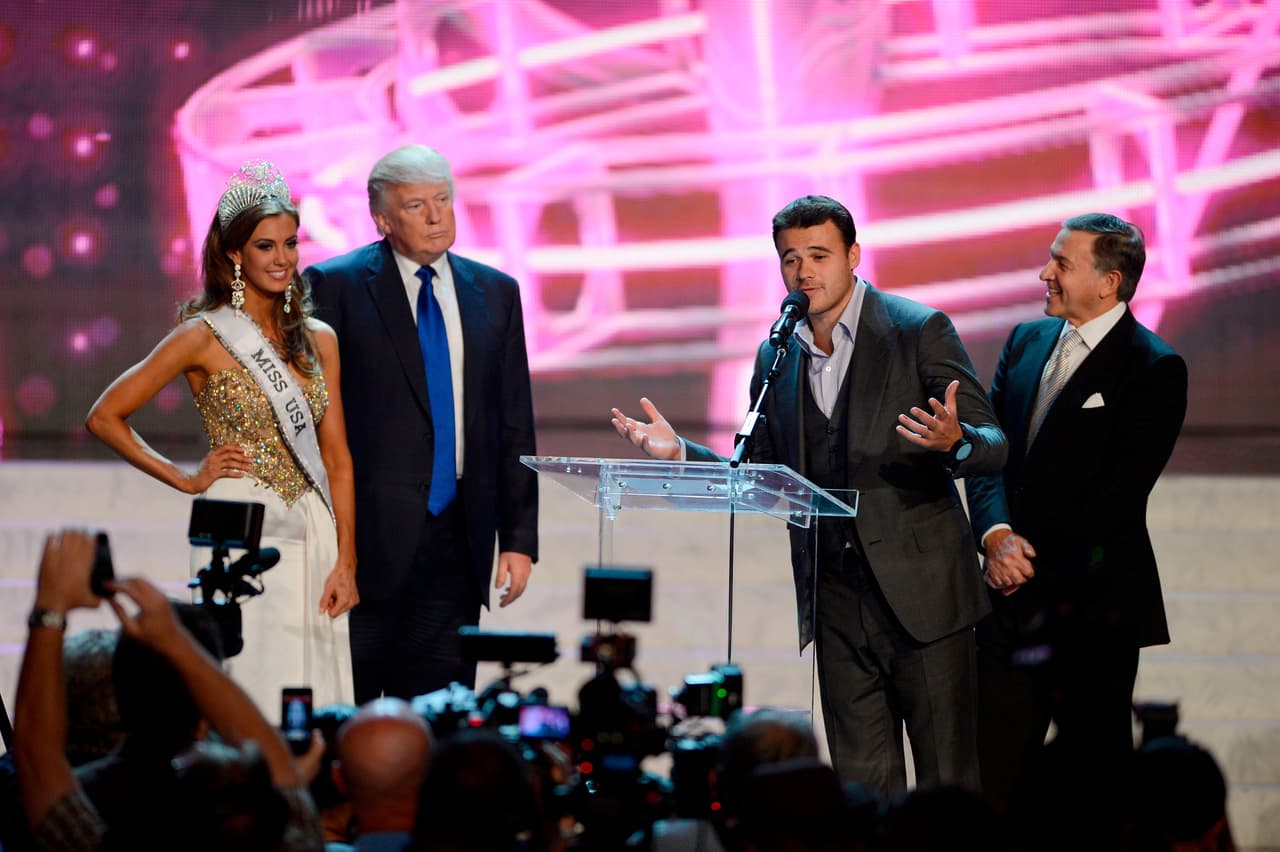 Emin Agalarov habla en el concurso Miss USA de 2013. A su derecha aparece su padre Aras y a la izquierda Donald Trump y la ganadora Erin Brady