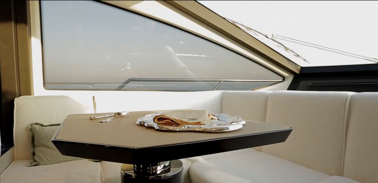 Para mantener una total privacidad, las ventanas de todo el yate son espejadas, con un grueso vidrio templado instalado en una moderna estructura sin marco.