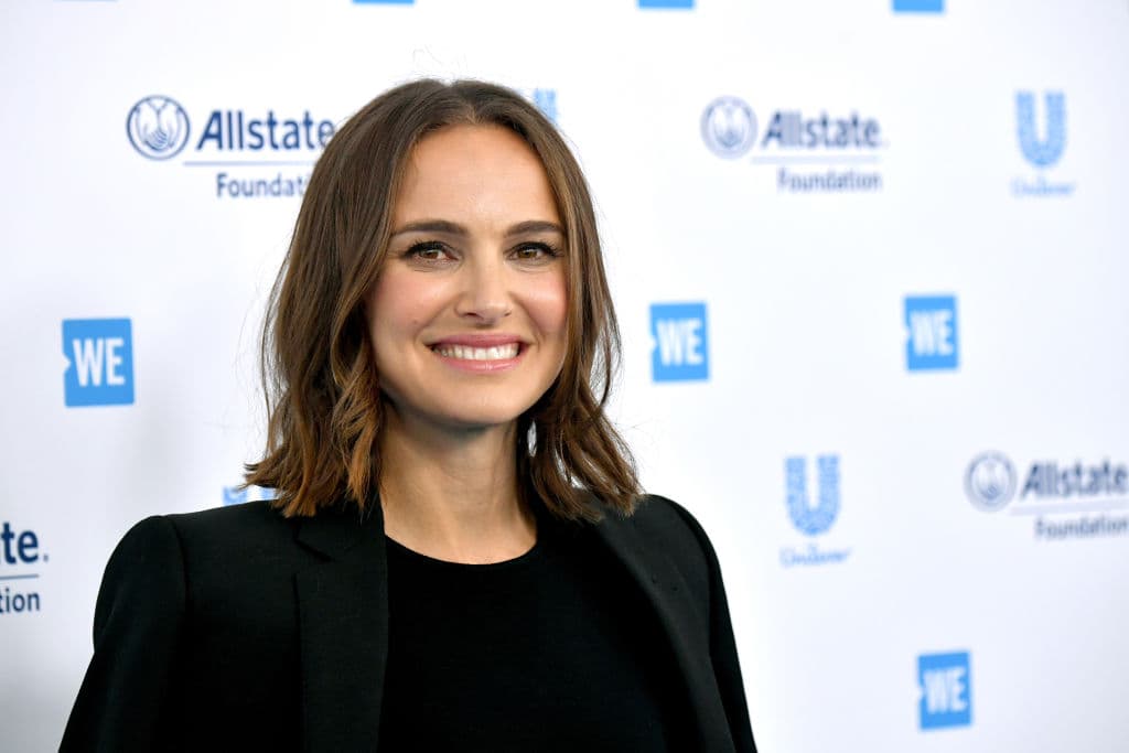 El extraño personaje le explica cuáles son sus planes para recuperar la libertad. En efecto, todas las acciones de V tendrán como objetivo hacer estallar en todo el país una revolución contra el gobierno fascista.
<br>