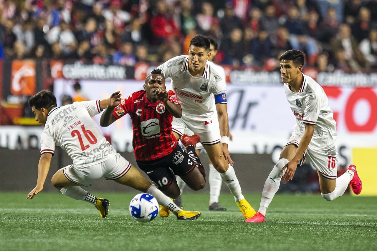 Fernando Beltran no Puede con Miller Bolaños y le comete una falta para que no dispare al arco a Toño Rodríguez.