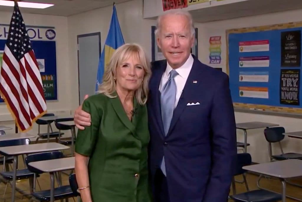 Joe Biden abraza a su esposa Jill en el aula de Delaware en donde solía impartir clases y donde ella dio su discurso este martes para la Convención.